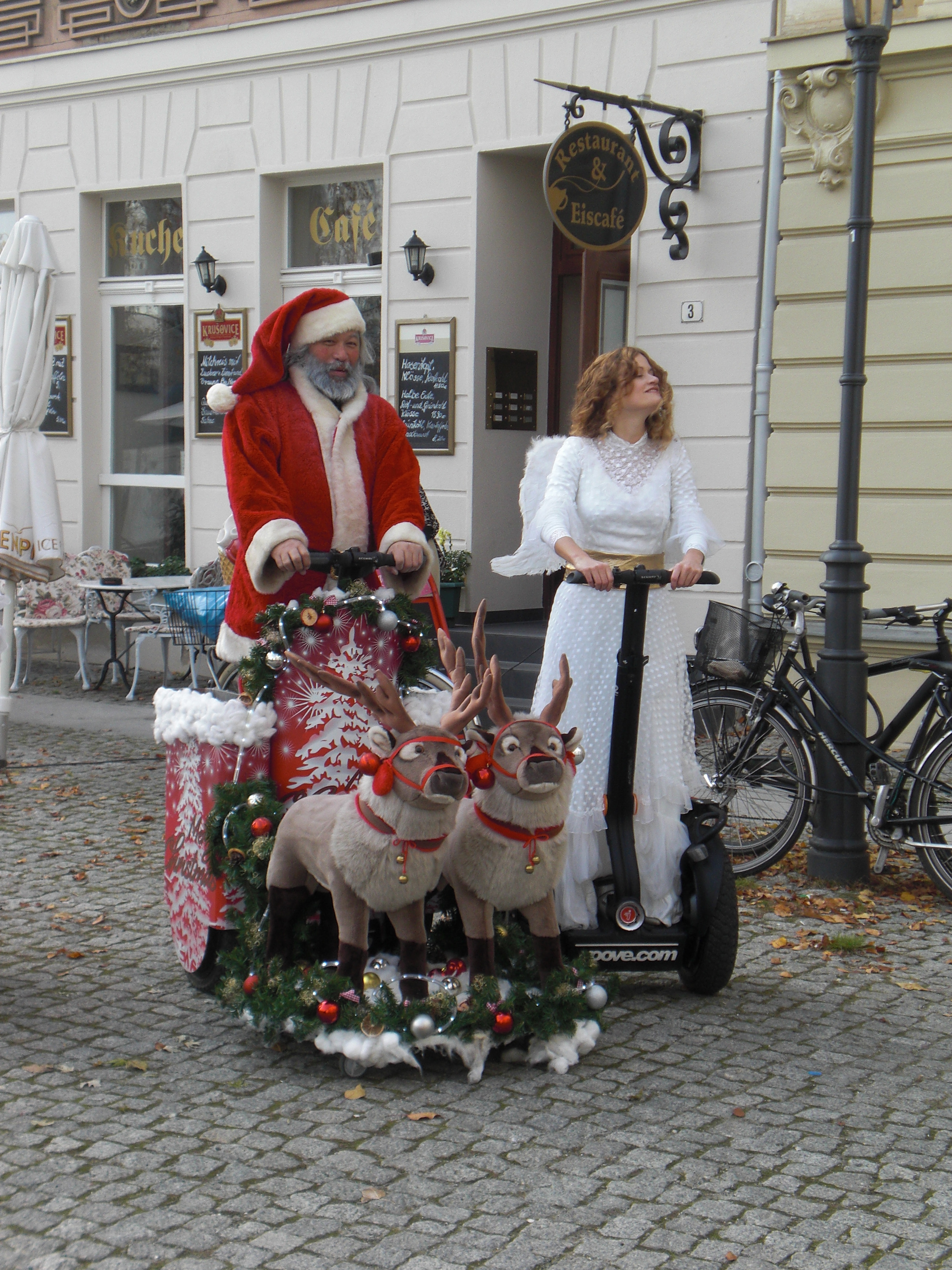 Weihnachtmann mit Engel und Segway